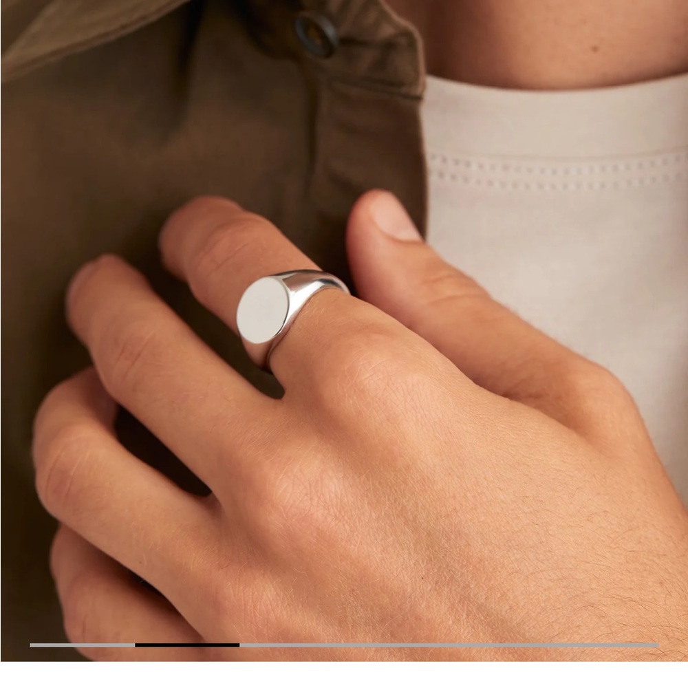 Mejuri Round Signet Ring - Picture 3 of 7